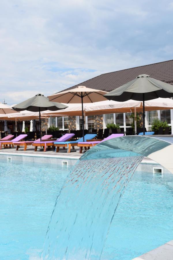 Relax Complex Hotel Boryspilʼ Exterior foto
